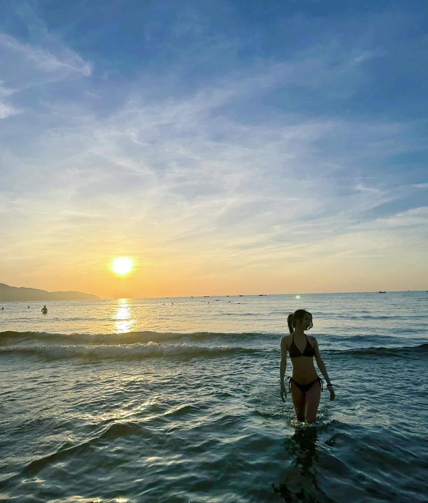 Hot girl ĐT nữ Việt Nam Trần Thị Duyên thả dáng cùng bikini nhỏ xíu, khoe đường cong triệt để - Ảnh 2.