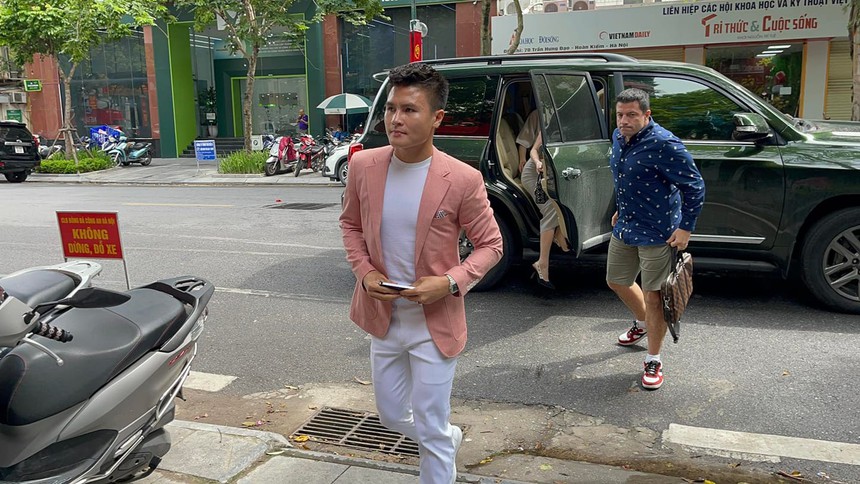 Quang Hải diện vest hồng bảnh bao, đầy phong cách trong ngày ra mắt CLB Công an Hà Nội - Ảnh 2.