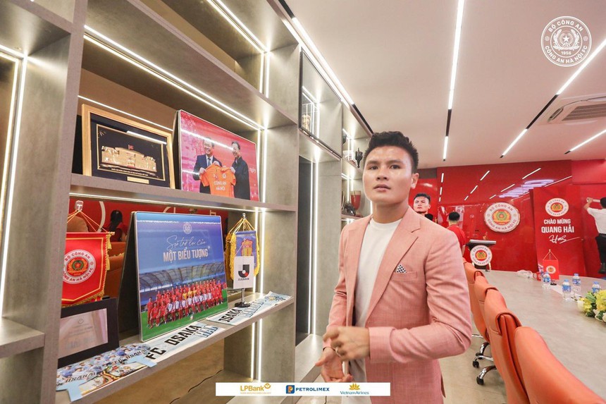 Quang Hải diện vest hồng bảnh bao, đầy phong cách trong ngày ra mắt CLB Công an Hà Nội - Ảnh 3.