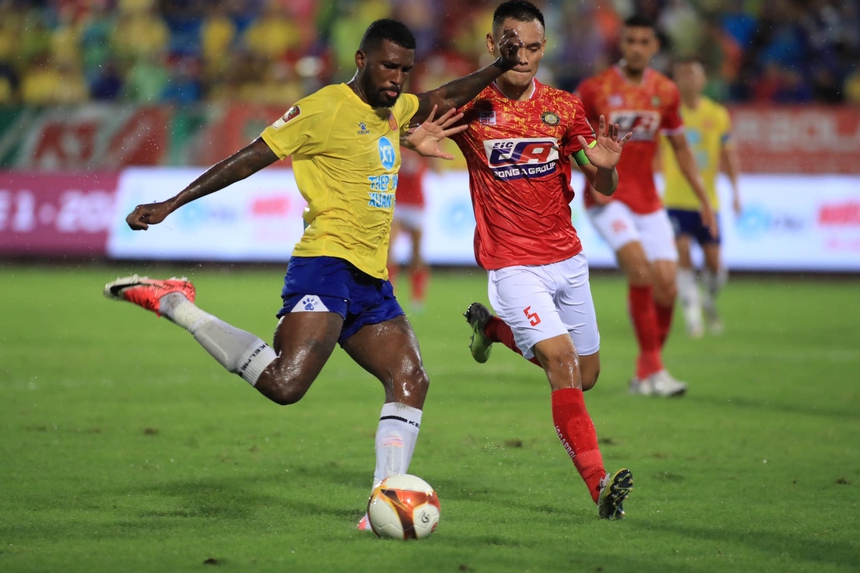 Thanh Hóa và Nam Định chia điểm sau trận 'thủy chiến' trên Thiên Trường, ngôi đầu bảng lung lay - Ảnh 1.