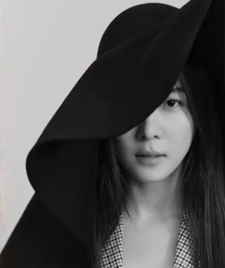 ‘Hoàng hậu Ki’ Ha Ji Won cô độc ở tuổi 45, từng bị nghi ‘giật bồ’ Song Hye Kyo - Ảnh 13. ‘Hoàng hậu Ki’ Ha Ji Won cô độc ở tuổi 45, từng bị nghi ‘giật bồ’ Song Hye Kyo - Ảnh 13.