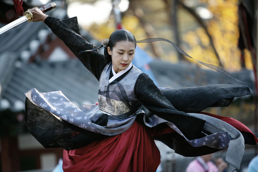 ‘Hoàng hậu Ki’ Ha Ji Won cô độc ở tuổi 45, từng bị nghi ‘giật bồ’ Song Hye Kyo - Ảnh 4. ‘Hoàng hậu Ki’ Ha Ji Won cô độc ở tuổi 45, từng bị nghi ‘giật bồ’ Song Hye Kyo - Ảnh 4.