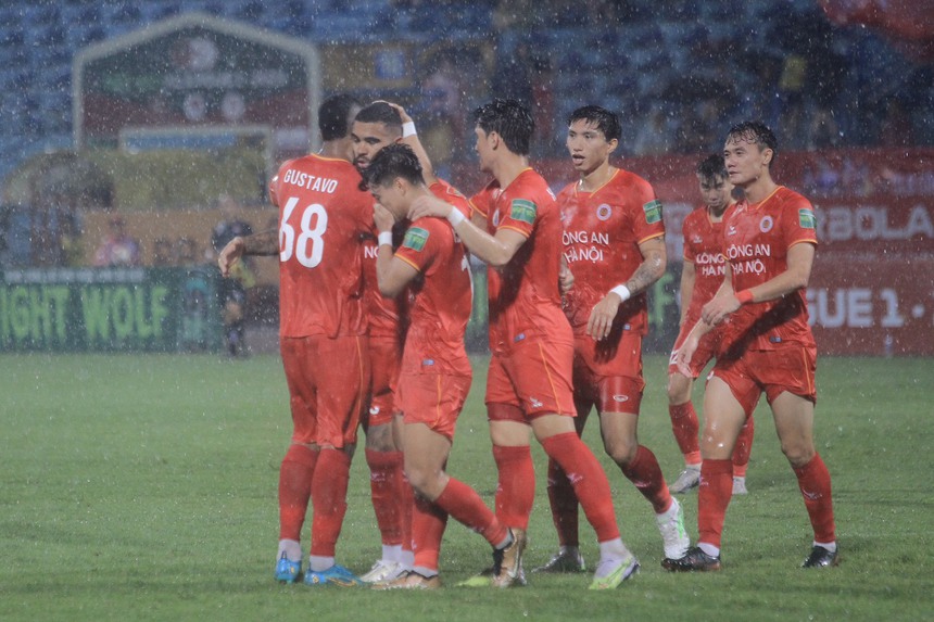 Tạo mưa bàn thắng trên Hàng Đẫy, CAHN hiên ngang chiếm ngôi đầu bảng từ tay Thanh Hóa - Ảnh 1.
