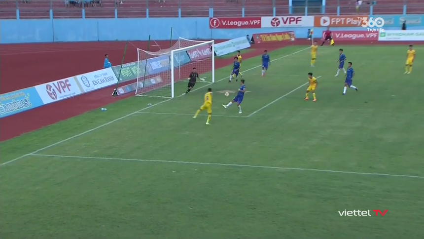 Duy Mạnh hóa "cứu tinh", Hà Nội thắng nhọc trên sân Khánh Hòa, phả hơi nóng lên CAHN - Ảnh 1.