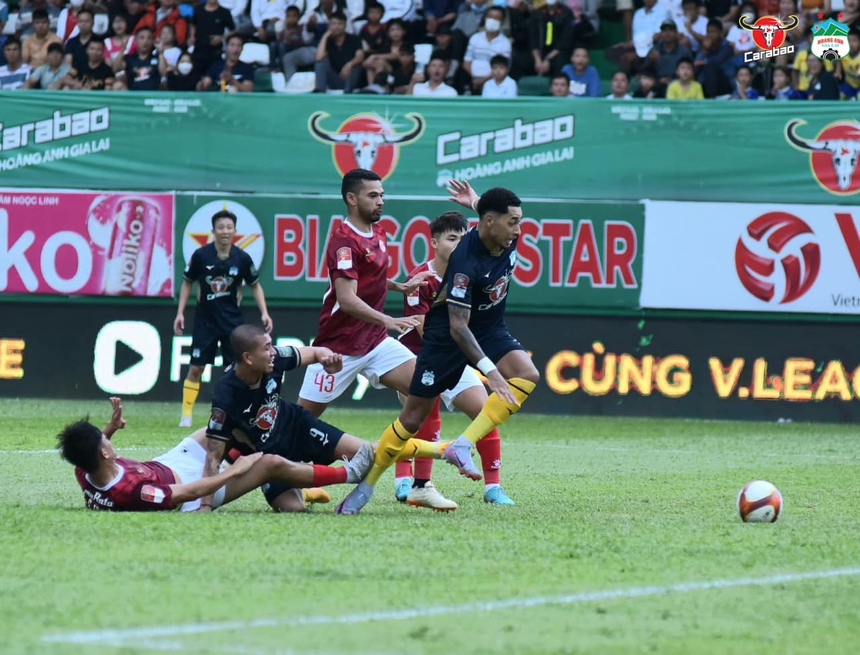 HLV Kiatisuk "chết dở" với HAGL - Ảnh 1. HLV Kiatisuk "chết dở" với HAGL - Ảnh 1.