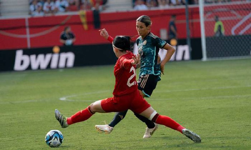 ĐT nữ Việt Nam thi đấu đầy kiên cường trước một tuyển Đức vượt trội về thể hình, thể lực cũng như đẳng cấp ĐT nữ Việt Nam thi đấu đầy kiên cường trước một tuyển Đức vượt trội về thể hình, thể lực cũng như đẳng cấp