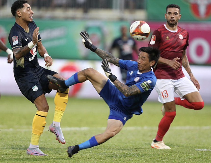 Hàng công cùn mòn, HAGL chia điểm đáng tiếc trước TPHCM, bỏ lỡ cơ hội chen chân vào top 8 - Ảnh 1.