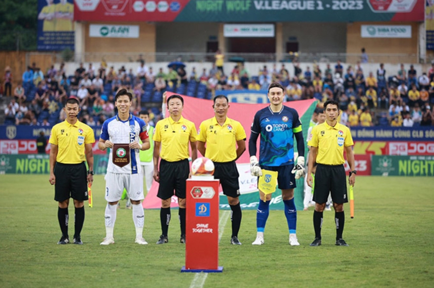 Văn Lâm lại hóa 'người nhện', cứu thua không tưởng giúp Bình Định thoát thua SLNA - Ảnh 2.