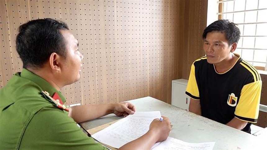 Khởi tố đối tượng đánh nhau gây náo loạn UBND xã - Ảnh 1.