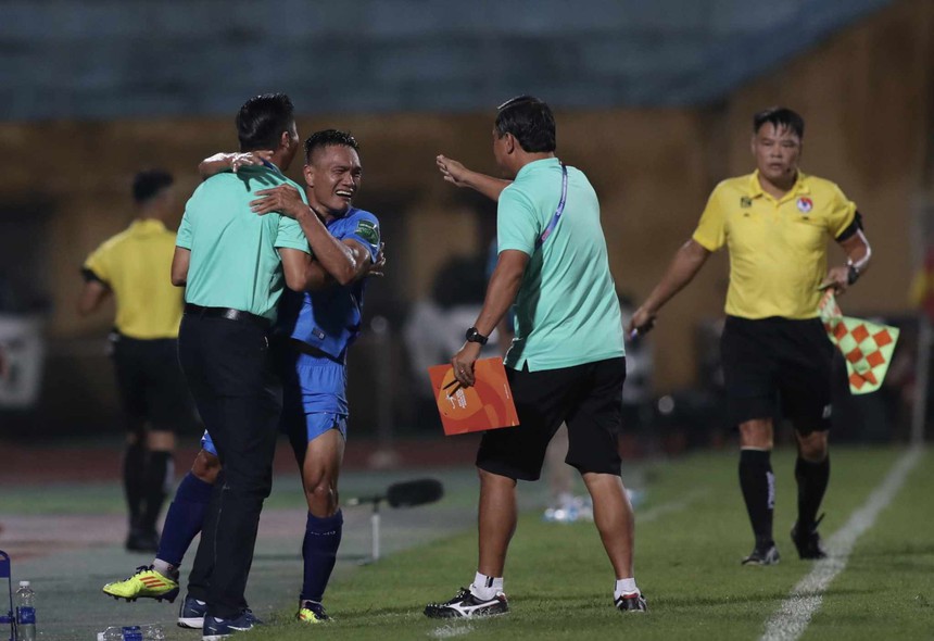 Cựu tuyển thủ ôm mặt khóc khi ghi bàn sau 9 năm bị cấm thi đấu - Ảnh 2.