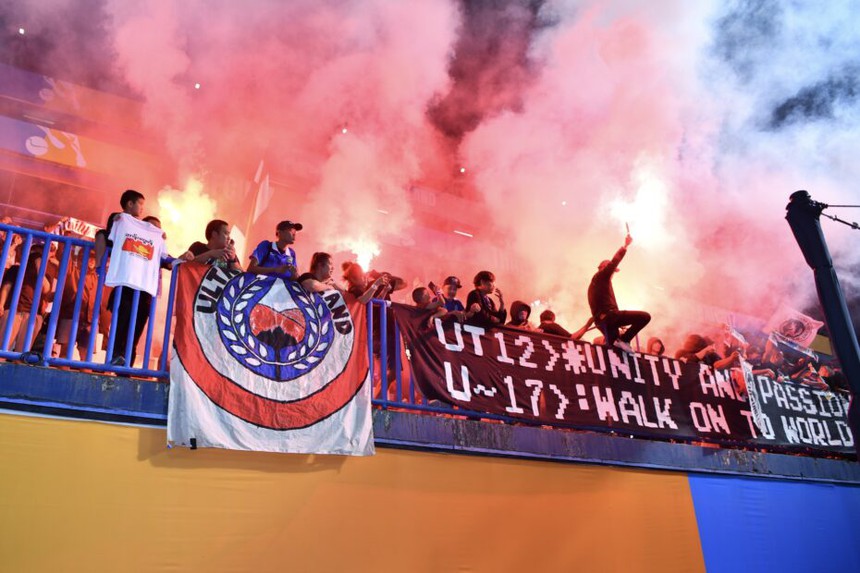 'Vỡ mộng' dự World Cup, Thái Lan còn đối mặt án phạt nặng vì CĐV quá khích đốt pháo sáng và quát mắng cầu thủ - Ảnh 3.