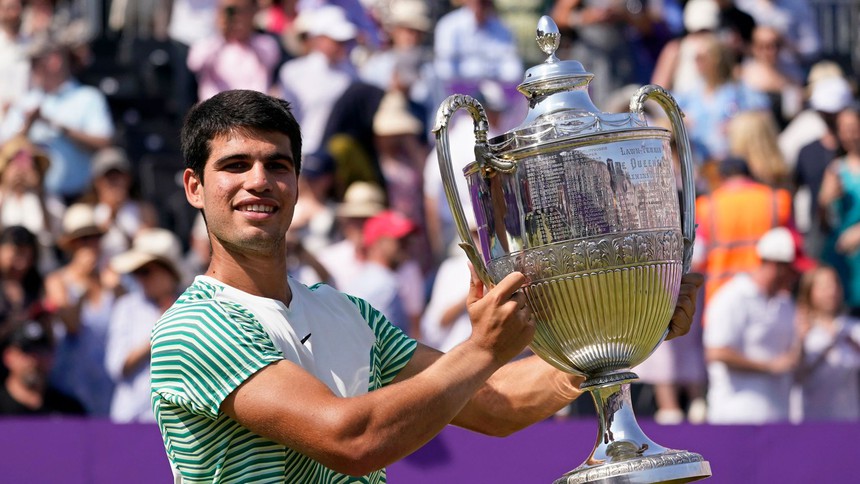 Hướng tới Wimbledon 2023: Alcaraz có thể thách thức Djokovic? - Ảnh 1. Hướng tới Wimbledon 2023: Alcaraz có thể thách thức Djokovic? - Ảnh 1.
