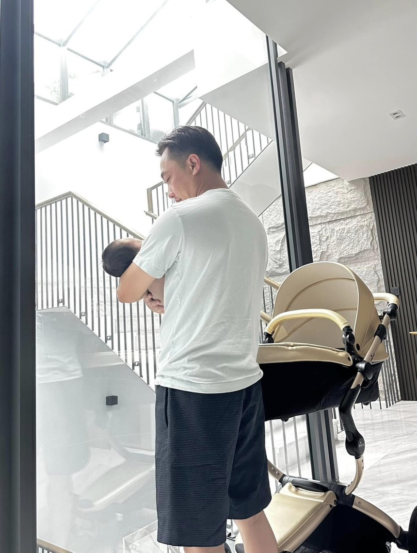 Sao Việt 26/6: Hồng Vân cùng con gái đi siêu thị bên Mỹ; Hà Hồ diện bikini khoe dáng cực 'nuột'  - Ảnh 2.