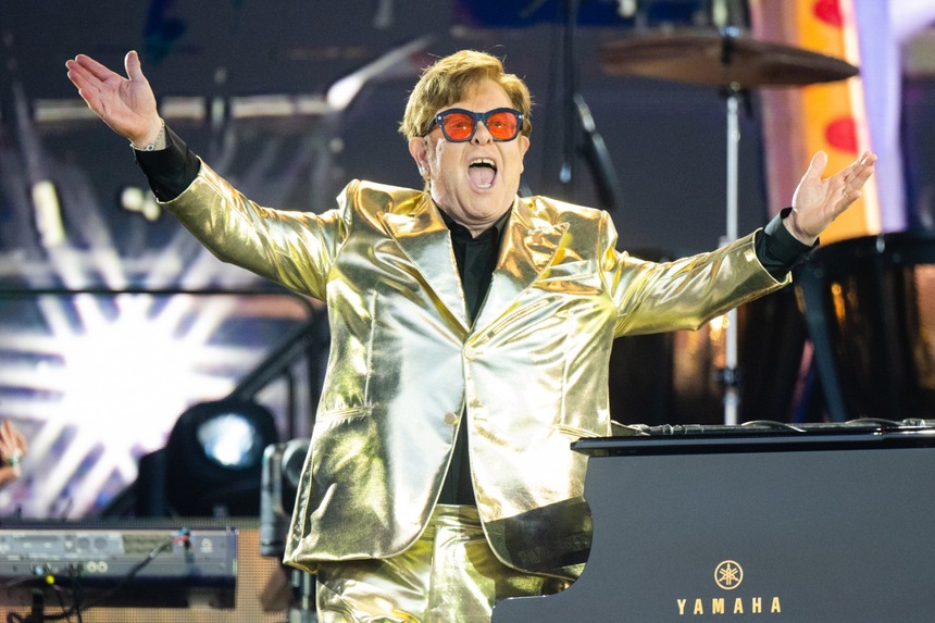 Elton John biểu diễn chia tay tại Galstonbury 2023: Chưa bao giờ mất đi niềm vui thơ trẻ - Ảnh 1.