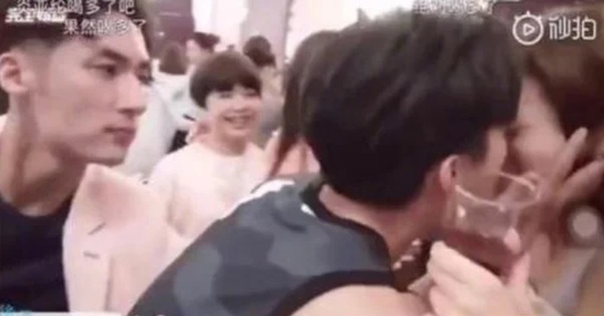  Viêm Á Luân lại bị chỉ trích vì có hành động khiếm nhã với vợ của thành viên Phi Luân Hải - Ảnh 1.