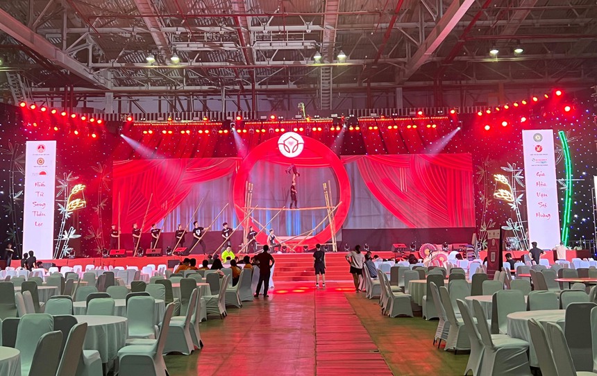 Ngày Gia đình Việt Nam 28/6: Đại tiệc Bách niên trường thọ - Hơn cả kỷ lục - Ảnh 1.