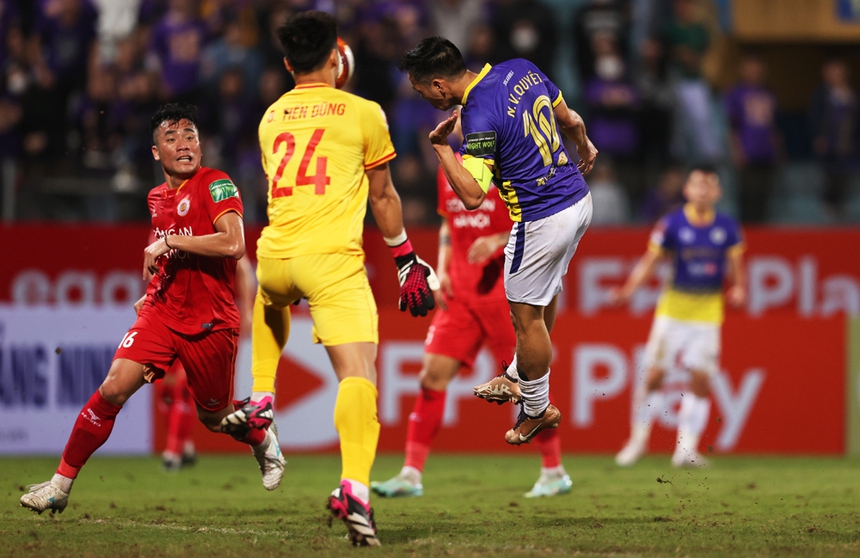 Bùi Tiến Dũng: Từ thủ môn quốc dân đến “người thừa” - Ảnh 1.