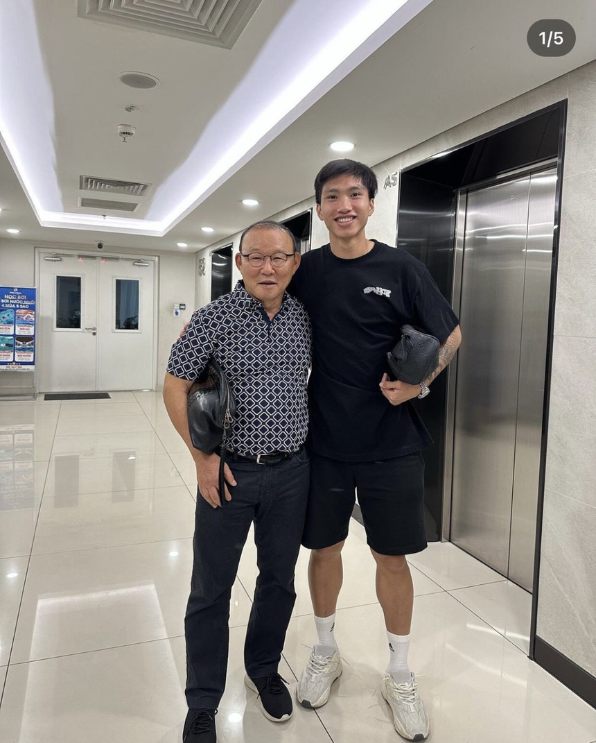 Sao Việt 28/6: Hà Hồ đeo trang sức hơn 400 tỷ; Đoàn Văn Hậu hội ngộ thầy Park Hang-seo - Ảnh 2. Sao Việt 28/6: Hà Hồ đeo trang sức hơn 400 tỷ; Đoàn Văn Hậu hội ngộ thầy Park Hang-seo - Ảnh 2.