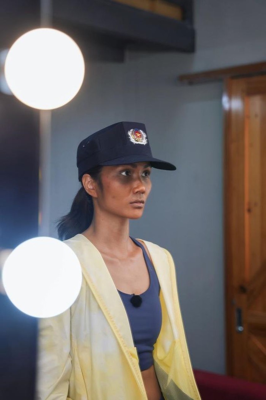 Sao Việt 28/6: Hà Hồ đeo trang sức hơn 400 tỷ; Đoàn Văn Hậu hội ngộ thầy Park Hang-seo - Ảnh 7. Sao Việt 28/6: Hà Hồ đeo trang sức hơn 400 tỷ; Đoàn Văn Hậu hội ngộ thầy Park Hang-seo - Ảnh 7.