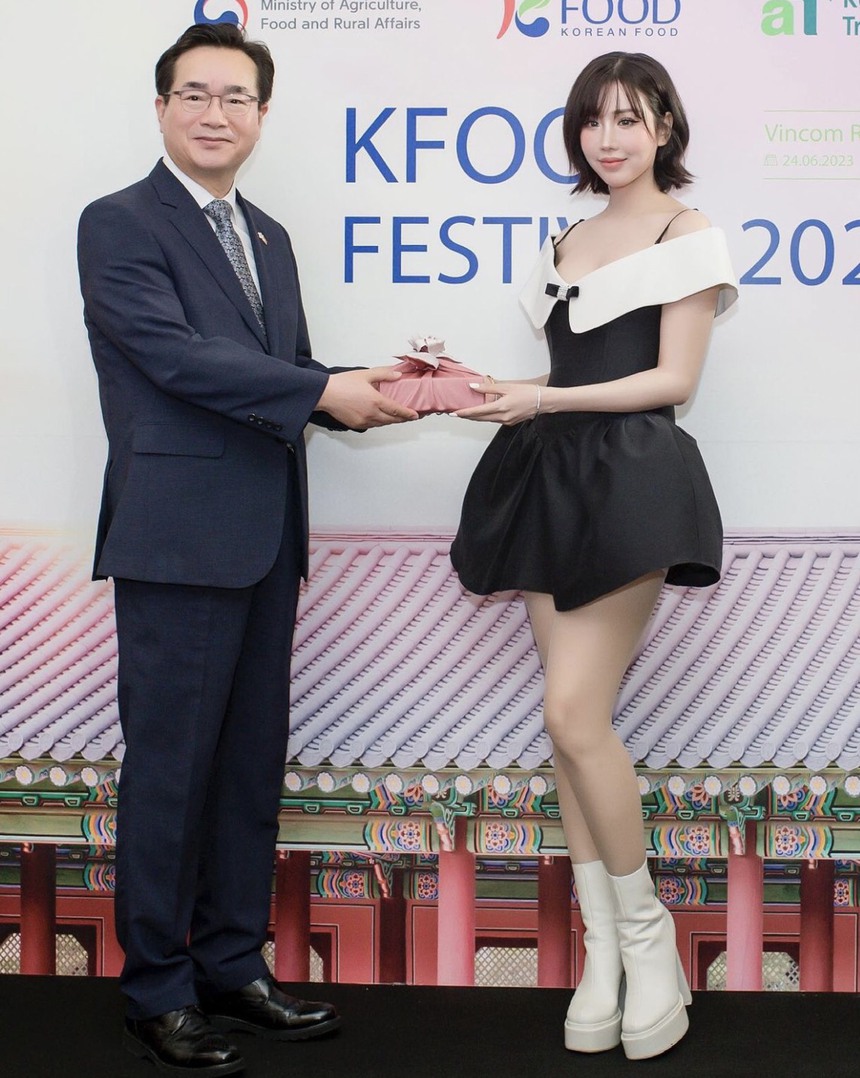 Sao Việt 28/6: Hà Hồ đeo trang sức hơn 400 tỷ; Đoàn Văn Hậu hội ngộ thầy Park Hang-seo - Ảnh 3. Sao Việt 28/6: Hà Hồ đeo trang sức hơn 400 tỷ; Đoàn Văn Hậu hội ngộ thầy Park Hang-seo - Ảnh 3.