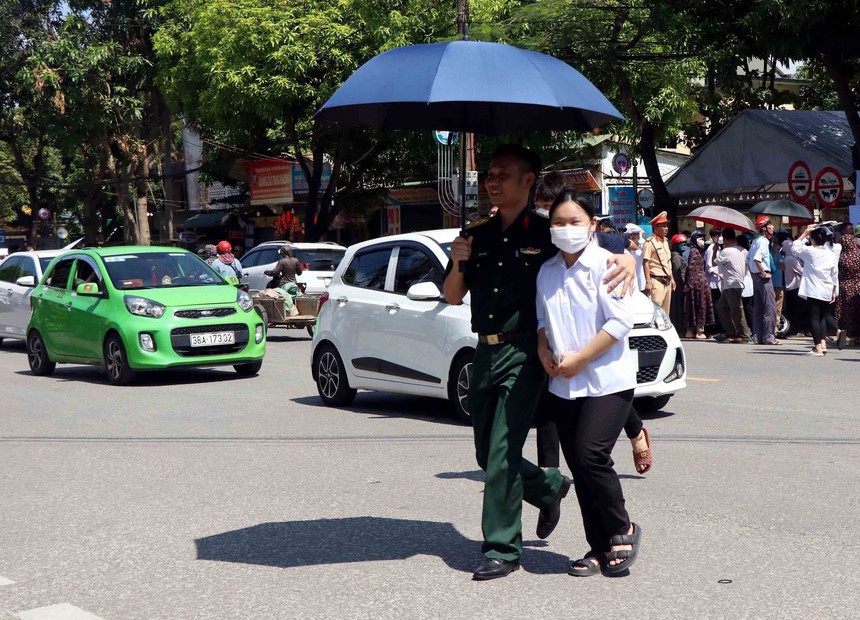 Kỳ thi Tốt nghiệp THPT năm 2023: Bắc Bộ, Trung Bộ ngày nắng nóng, Nam Bộ tiếp tục có mưa - Ảnh 1.