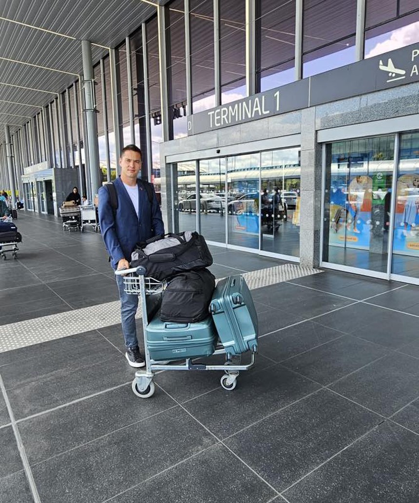 Vừa trở về Việt Nam, thủ môn Filip Nguyễn có hành động khiến CĐV phấn khích - Ảnh 3.