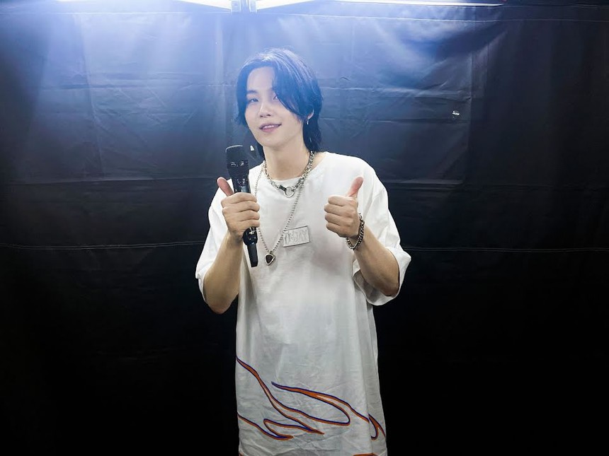 Hoạt động solo mới nhất của các thành viên BTS trong mùa Hè này - Ảnh 10.