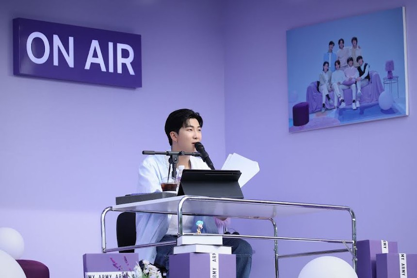 Hoạt động solo mới nhất của các thành viên BTS trong mùa Hè này - Ảnh 6.