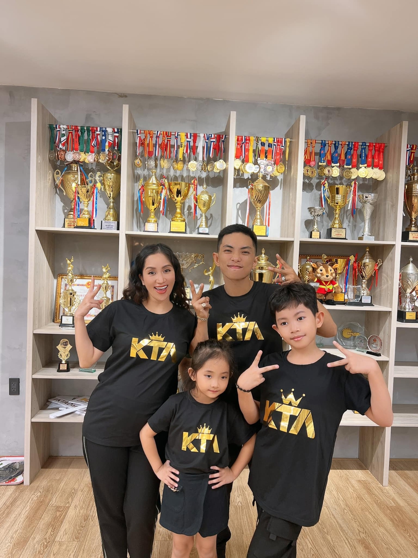 Con gái Khánh Thi trổ tài vũ đạo khi cùng mẹ đu trend hit của Blackpink - Ảnh 2. Con gái Khánh Thi trổ tài vũ đạo khi cùng mẹ đu trend hit của Blackpink - Ảnh 2.