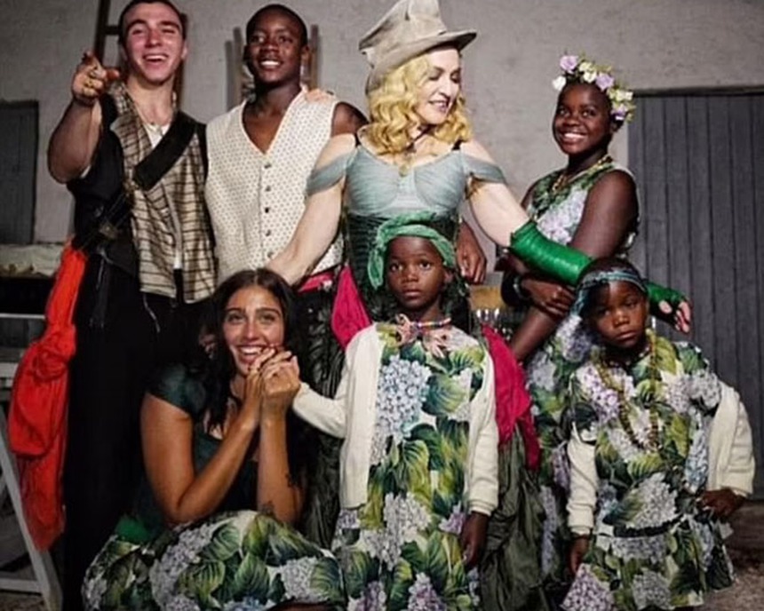 Madonna phải thở máy vì nhiễm khuẩn - hồi chuông cảnh tỉnh cho Nữ hoàng pop luôn tự nhận là 'bất khả chiến bại' - Ảnh 3.