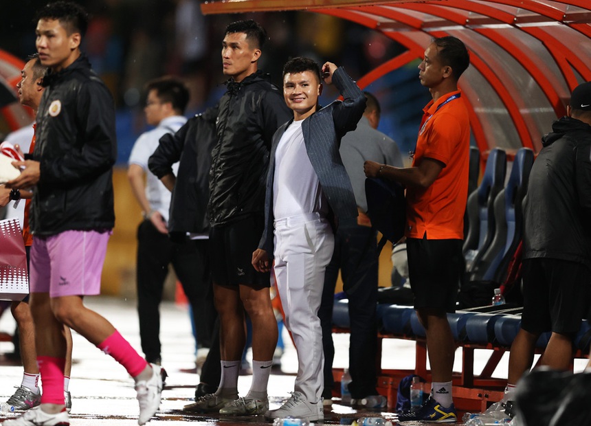 Người quan sát: Bạn có muốn xem cầu thủ 10 tỷ đồng thi đấu hay không? - Ảnh 1.