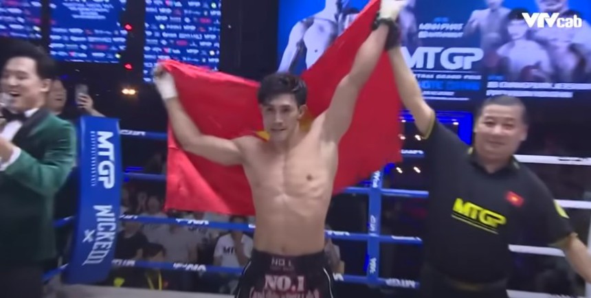 Bị võ sĩ Thái Lan cao hơn quét ngã xuống sàn, Nguyễn Trần Duy Nhất lật kèo ngoạn mục để giành đai vô địch - Ảnh 5.