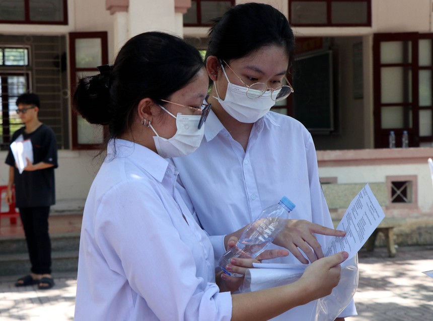 Kỳ thi tốt nghiệp THPT 2023: Đình chỉ thi 2 thí sinh chụp ảnh đề thi văn, toán gửi qua mạng - Ảnh 1.