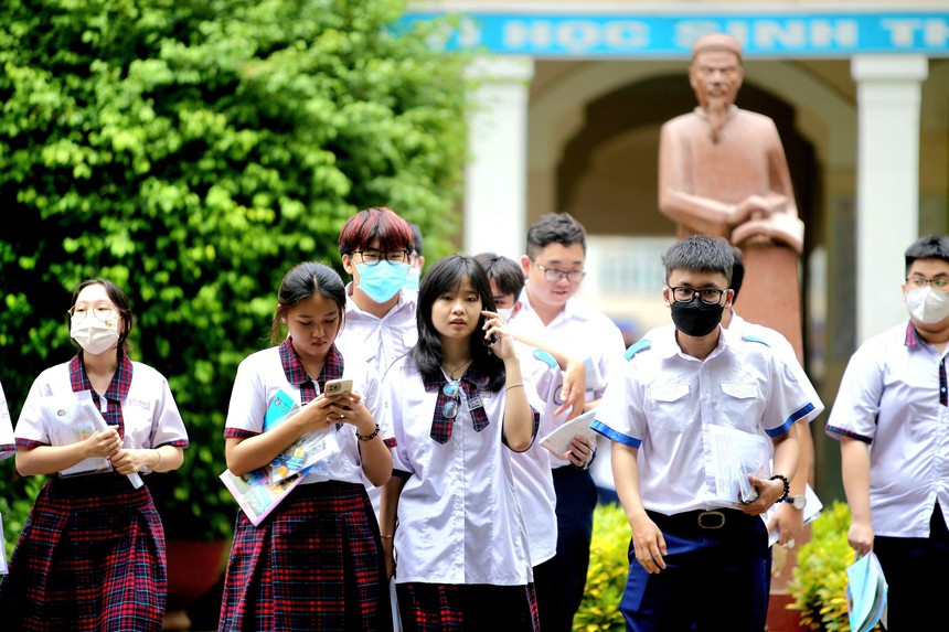 Kỳ thi Tốt nghiệp THPT 2023: Phổ điểm các bài thi tổ hợp sẽ dao động từ 6-7 - Ảnh 1.