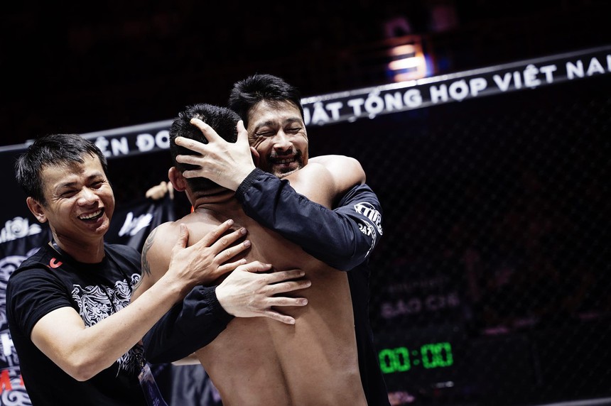 Đổ máu trước đối thủ Việt kiều, đệ tử Johnny Trí Nguyễn thắng ngoạn mục để bảo vệ đai vô địch - Ảnh 6.