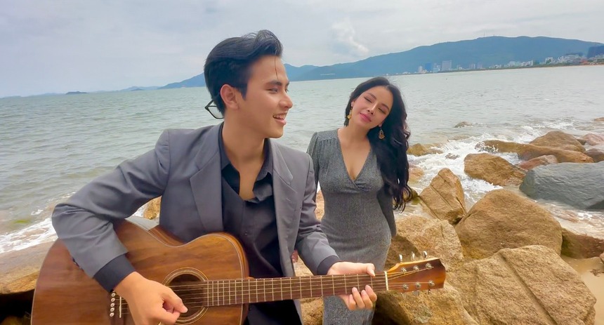 Tô Ngọc Hà đi dọc biển Nam Trung Bộ trong MV 'Mùa hè bỏng cháy' - Ảnh 1.