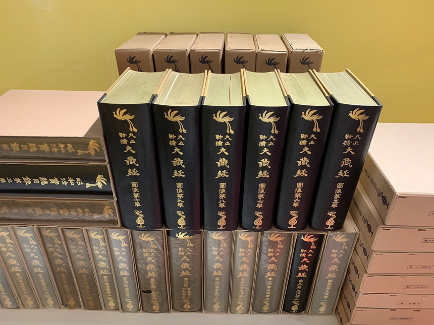 Rước bộ kinh quý 61 năm tuổi, mạ vàng từ Nhật Bản mừng Phật đản - Ảnh 2.