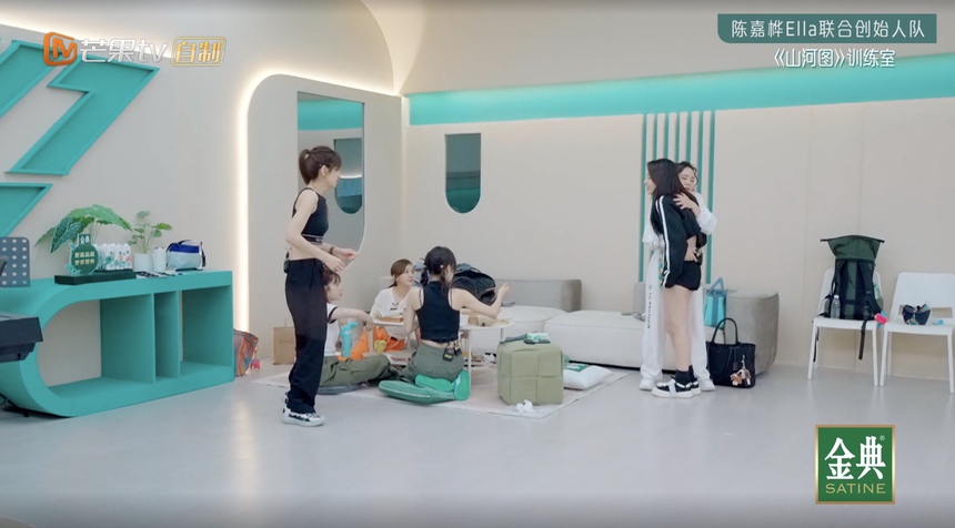 Chi Pu bất ngờ bật khóc nức nở trong hậu trường ‘Đạp gió 2023’, lý do là gì? - Ảnh 4.