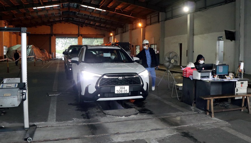 Xe ô tô không kinh doanh vận tải chính thức được giãn chu kỳ kiểm định - Ảnh 1. Xe ô tô không kinh doanh vận tải chính thức được giãn chu kỳ kiểm định - Ảnh 1.