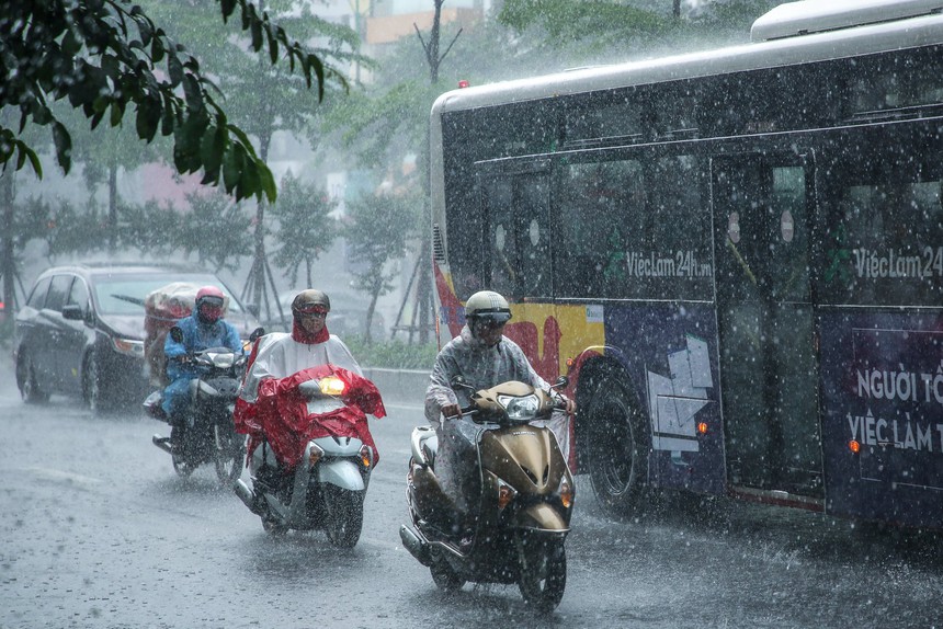 Bắc Bộ và Trung Bộ nắng gay gắt, các khu vực chiều tối và đêm có mưa dông - Ảnh 1. Bắc Bộ và Trung Bộ nắng gay gắt, các khu vực chiều tối và đêm có mưa dông - Ảnh 1.