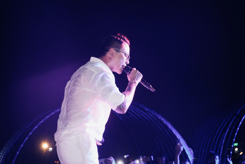 Ca sĩ Tuấn Hưng hát giữa vòng vây khán giả trên du thuyền ở vịnh Hạ Long - Ảnh 1.