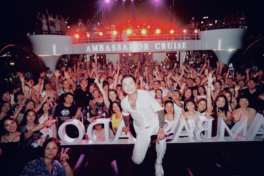 Ca sĩ Tuấn Hưng hát giữa vòng vây khán giả trên du thuyền ở vịnh Hạ Long - Ảnh 3.