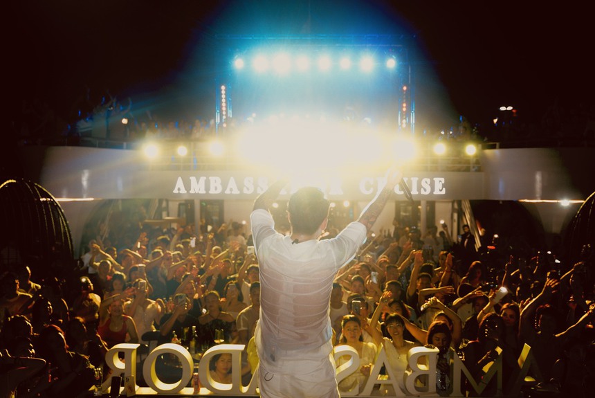 Ca sĩ Tuấn Hưng hát giữa vòng vây khán giả trên du thuyền ở vịnh Hạ Long - Ảnh 4.