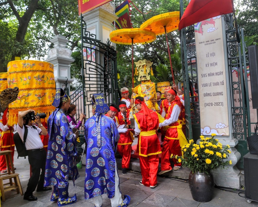 Hình ảnh Lễ rước kiệu kỷ niệm 595 năm Vua Lê Thái Tổ đăng quang  - Ảnh 9.