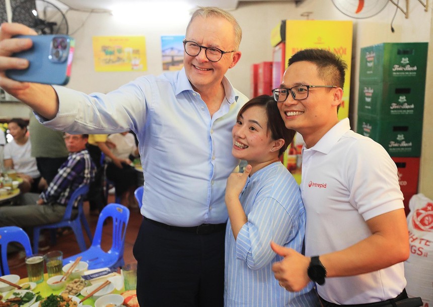 Thủ tướng Australia Anthony Albanese uống bia hơi, ăn bánh mì truyền thống Hà Nội - Ảnh 14.