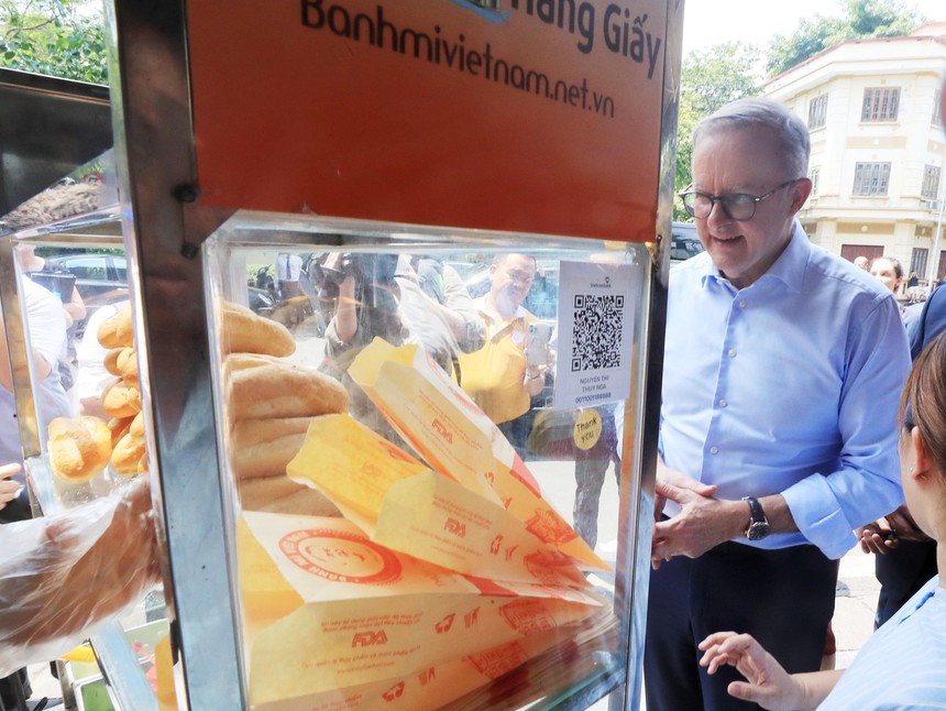 Thủ tướng Australia Anthony Albanese uống bia hơi, ăn bánh mì truyền thống Hà Nội - Ảnh 7.
