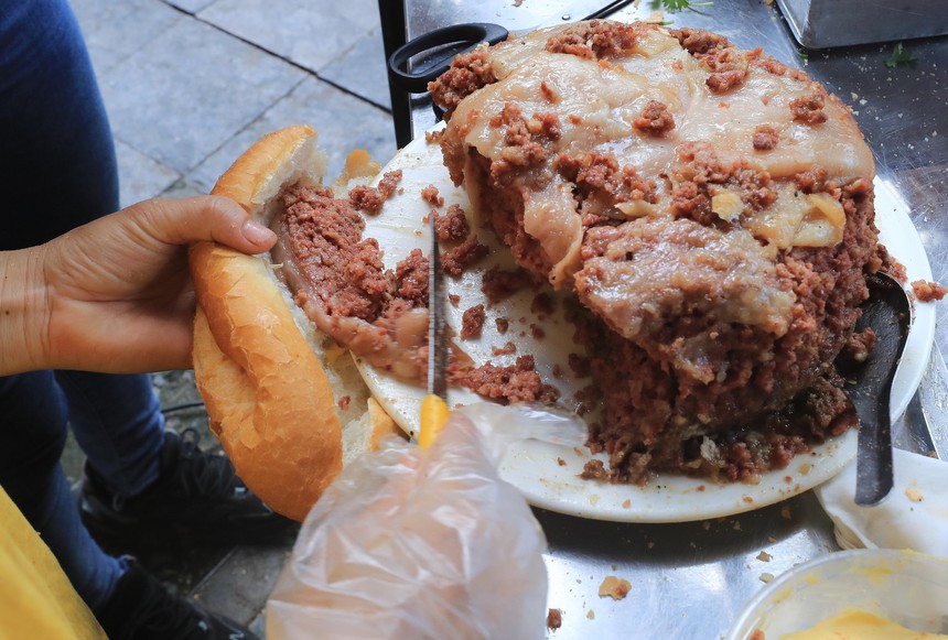 Thủ tướng Australia Anthony Albanese uống bia hơi, ăn bánh mì truyền thống Hà Nội - Ảnh 4.