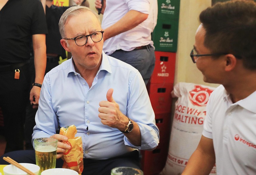 Thủ tướng Australia Anthony Albanese uống bia hơi, ăn bánh mì truyền thống Hà Nội - Ảnh 12.