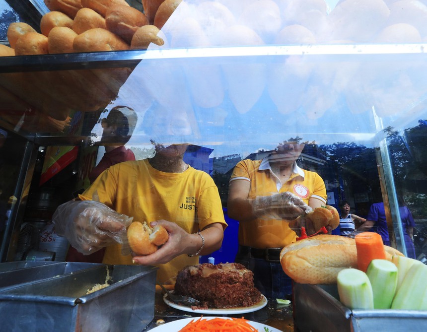 Thủ tướng Australia Anthony Albanese uống bia hơi, ăn bánh mì truyền thống Hà Nội - Ảnh 5.