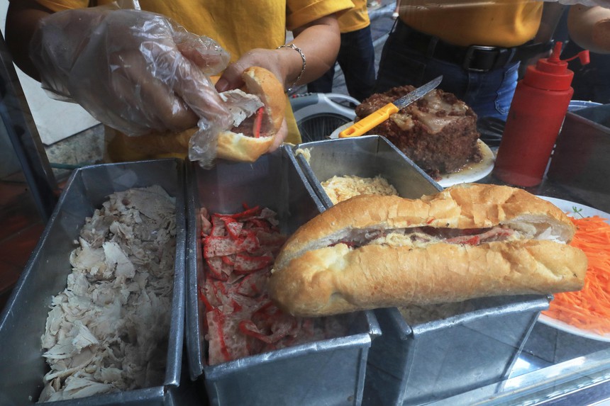 Thủ tướng Australia Anthony Albanese uống bia hơi, ăn bánh mì truyền thống Hà Nội - Ảnh 3.